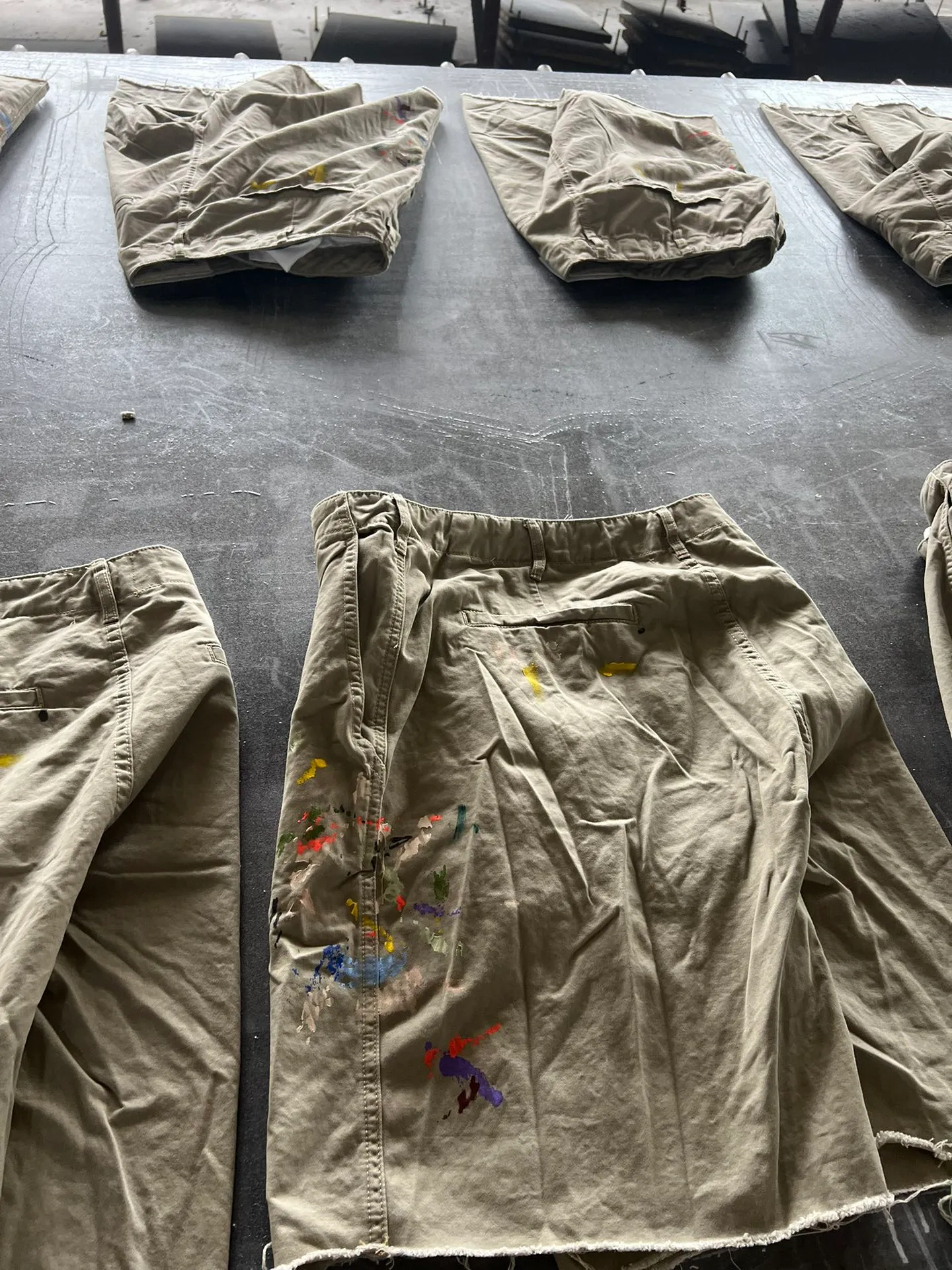 Handmade graffiti GALLERY DEPT. RICKY SHORT/KHAKI Splashed ink knife cut khaki work shorts Khaki color 30-32-34-36 code Re-adjusted version Re-washed to make old VINTAGE Handmade acrylic splashed ink graffiti Genuine cowhide steel stamped LOGO leather tag Original version with LOGO buttons